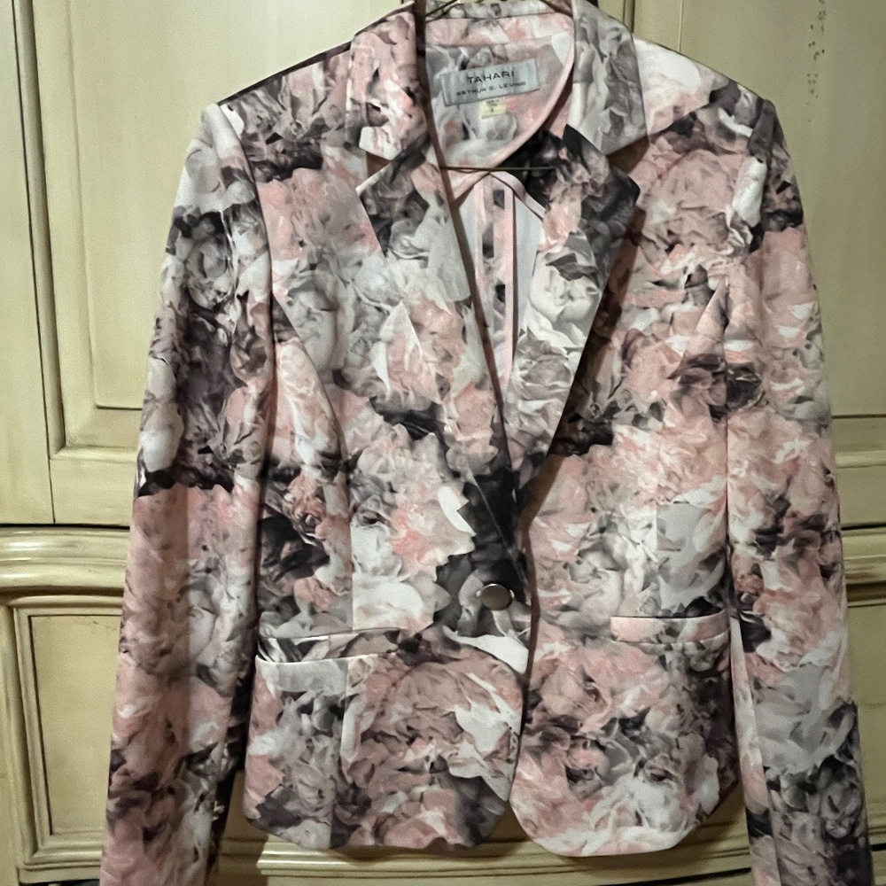 Tahari by Arthur S. Levine Soft Floral Blazer